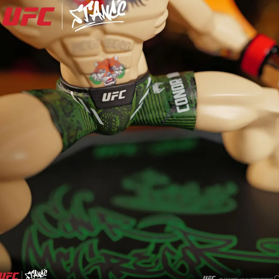 Designer Vinyl>UFC - Conor McGregor with Victory Flag Limited Edition 7" Vinyl Figure by Tracy Tubera